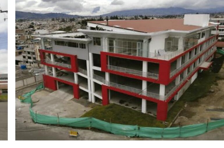 Edificio de Parqueaderos y Casa Universitaria